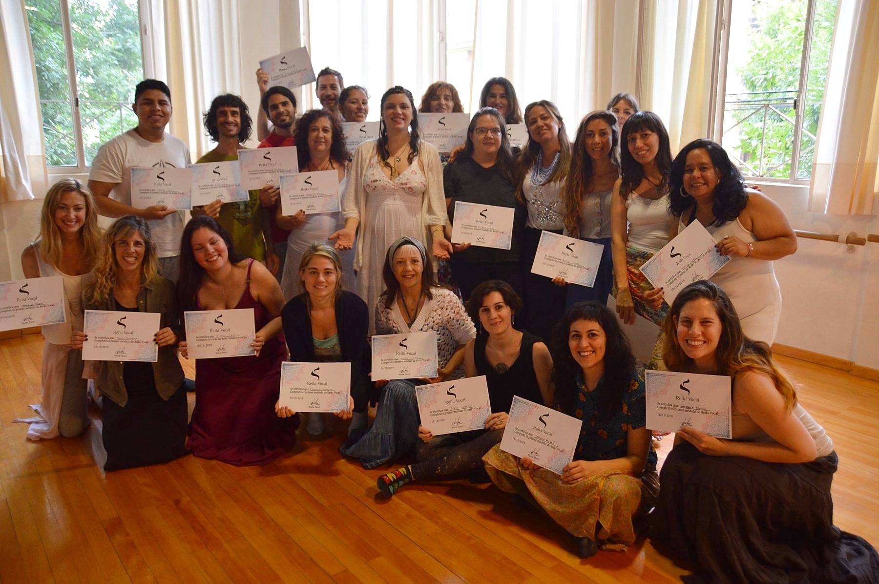 Grupo de la Formación Reiki Vocal con sus certificados