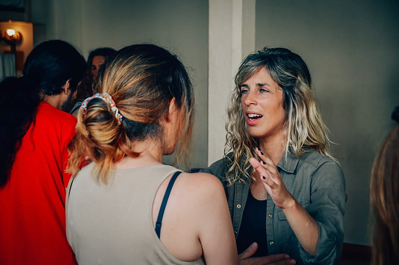 Práctica de voz en parejas durante un curso