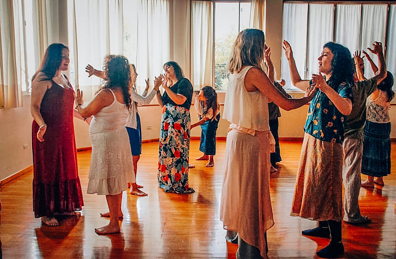 Grupo practicando con las manos en movimiento