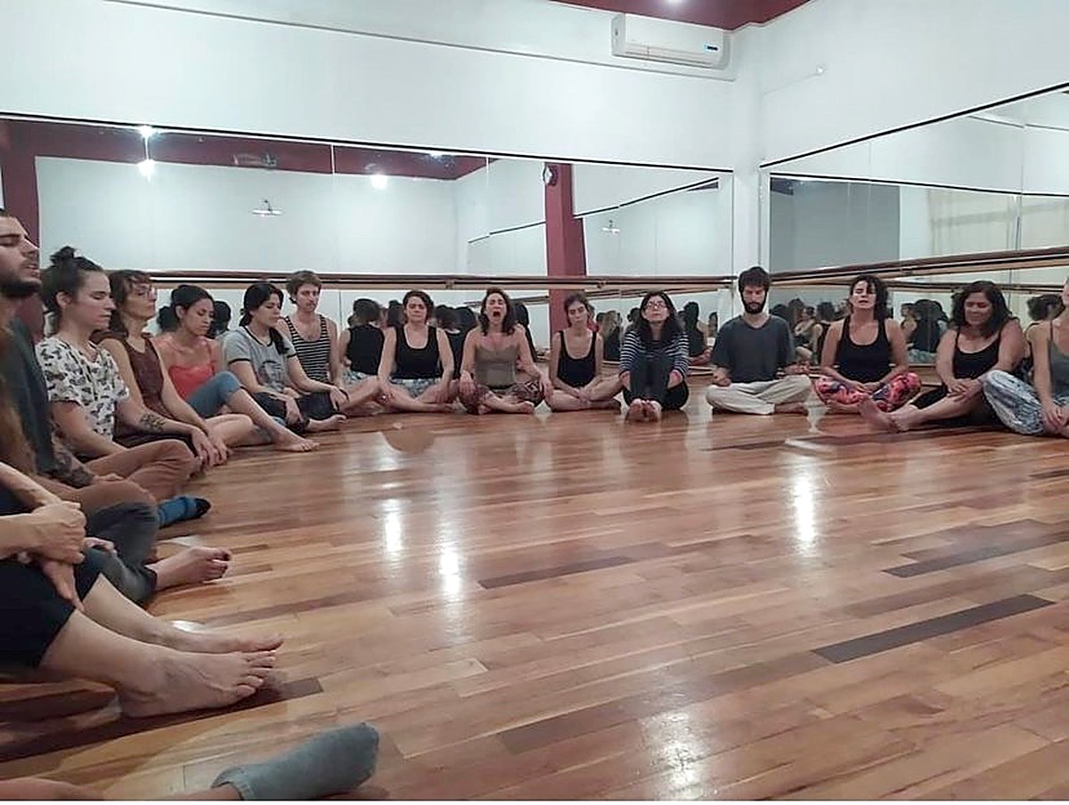 Círculo de participantes sentados en la sala