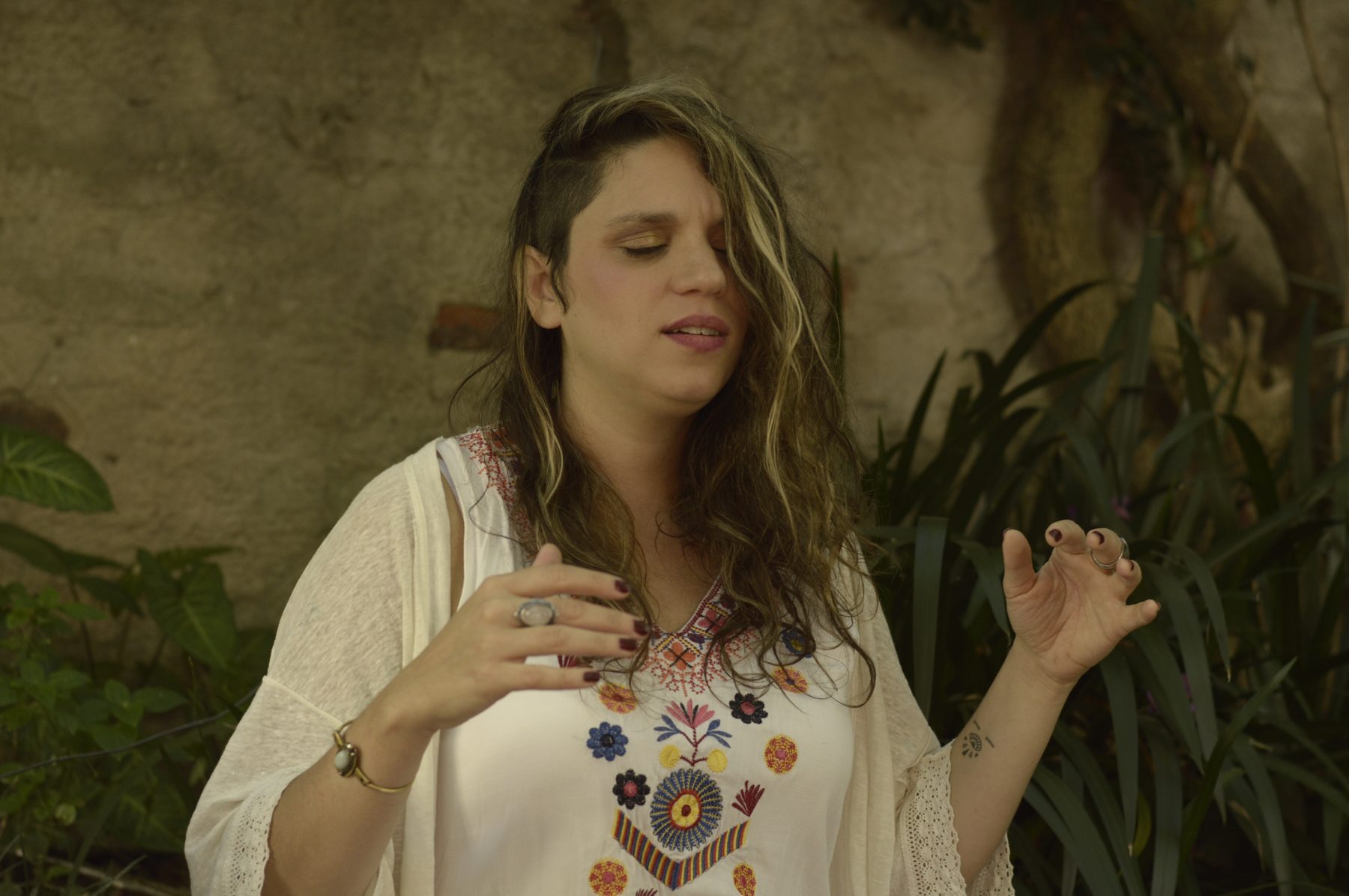 Nuria Pucci en una práctica de Reiki Vocal