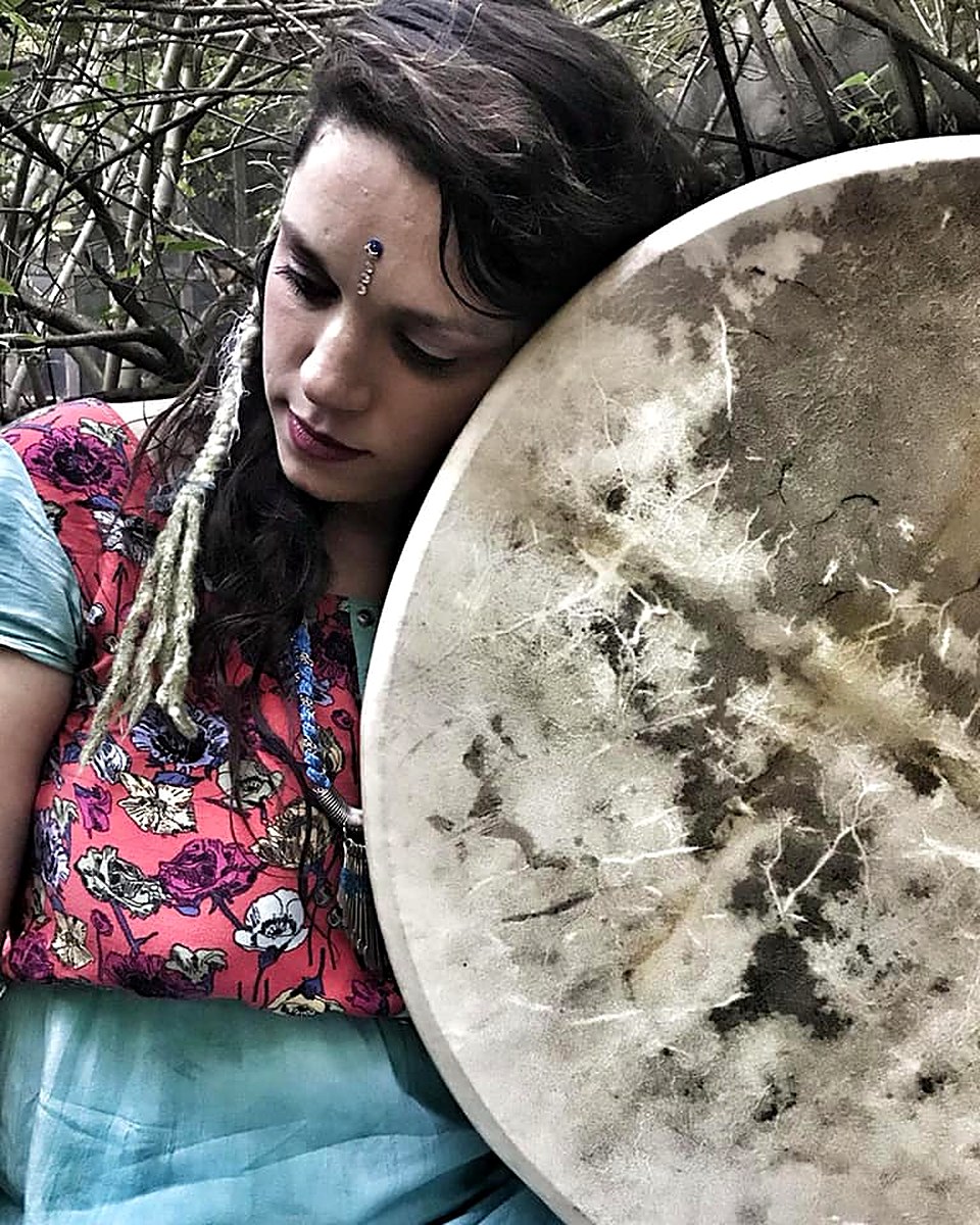 Nuria Pucci con su tambor chamánico