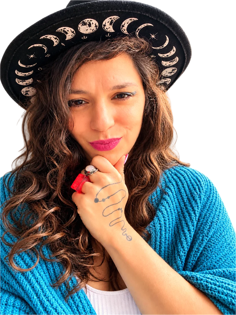 Nuria Pucci con su sombrero lunar, sonriendo con la mano en la barbilla