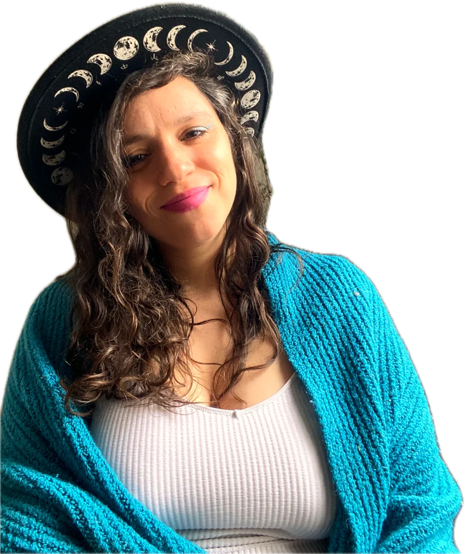 Nuria Pucci sonriendo con su sombrero lunar